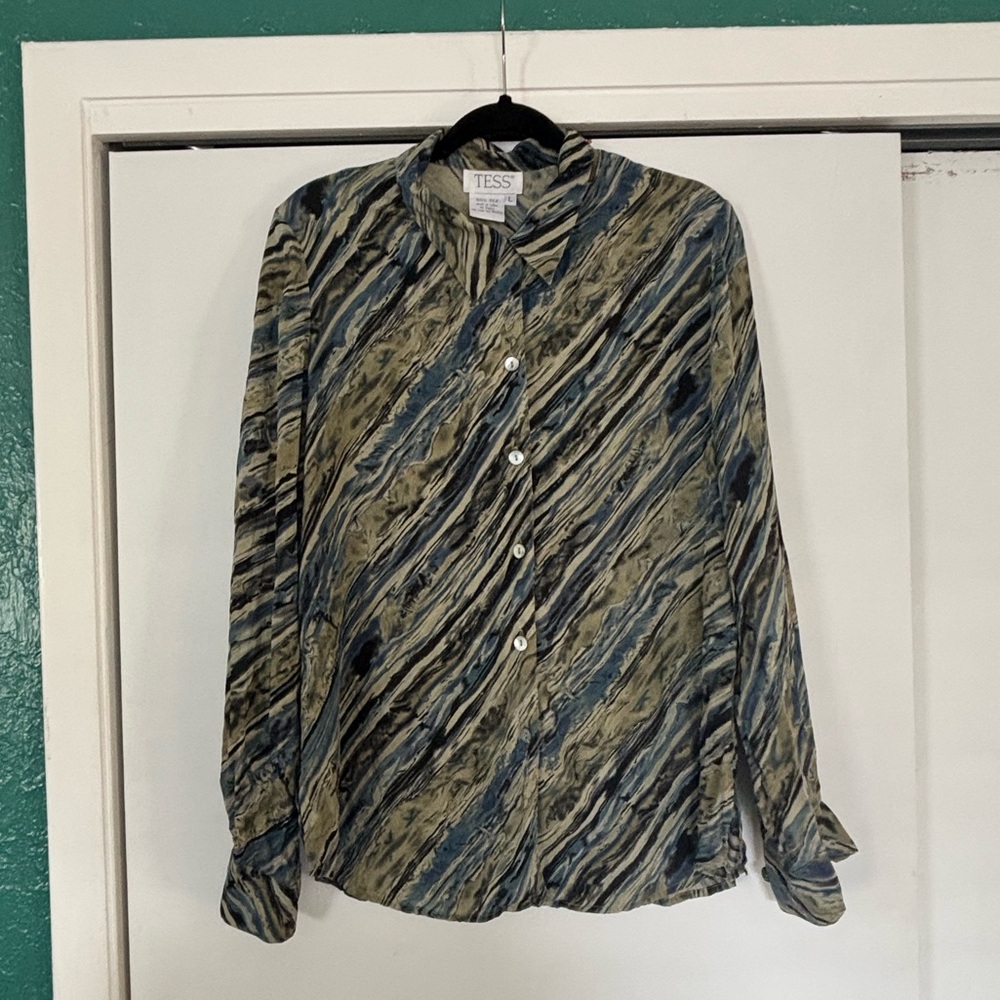Pattern print 100% silk blue green tan and ivory vintage button down shirt